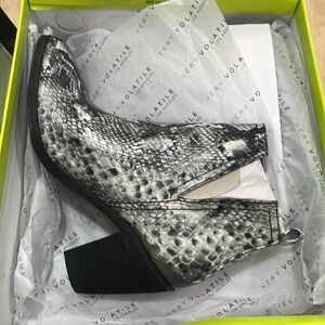 Very Volatile Los Angeles Mumba Black Gray Snake Skin Ankle Heel Boot 6.5